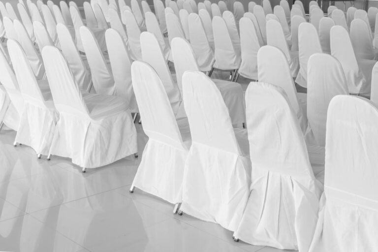 Dlaczego warto wypożyczyć pokrowce na krzesła na wesele?